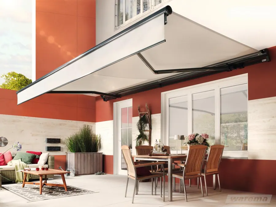 Offene Gelenkarmmarkise, ausgefahren über einer Terrasse