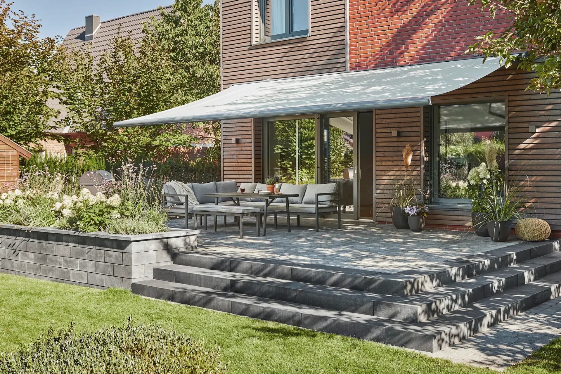 Terrasse mit modernem Sonnenschutz