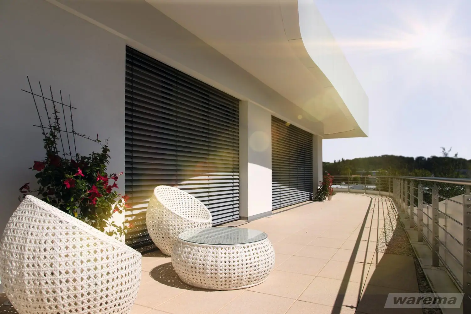 Terrasse mit modernem Sonnenschutz