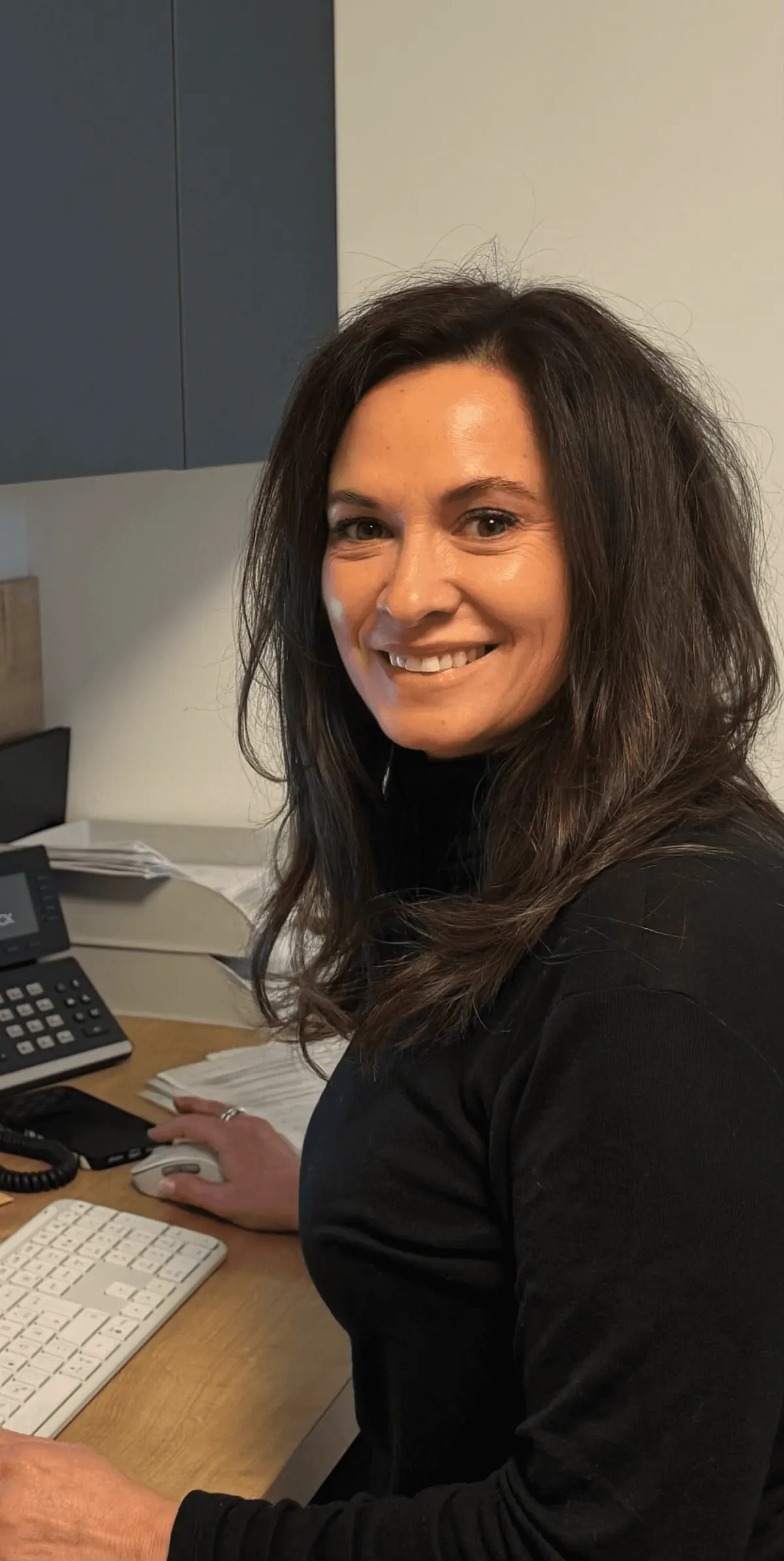 Elke Westerwalbesloh, Geschäftsführerin der Westerwalbesloh GmbH, an ihrem Arbeitsplatz im Büro
