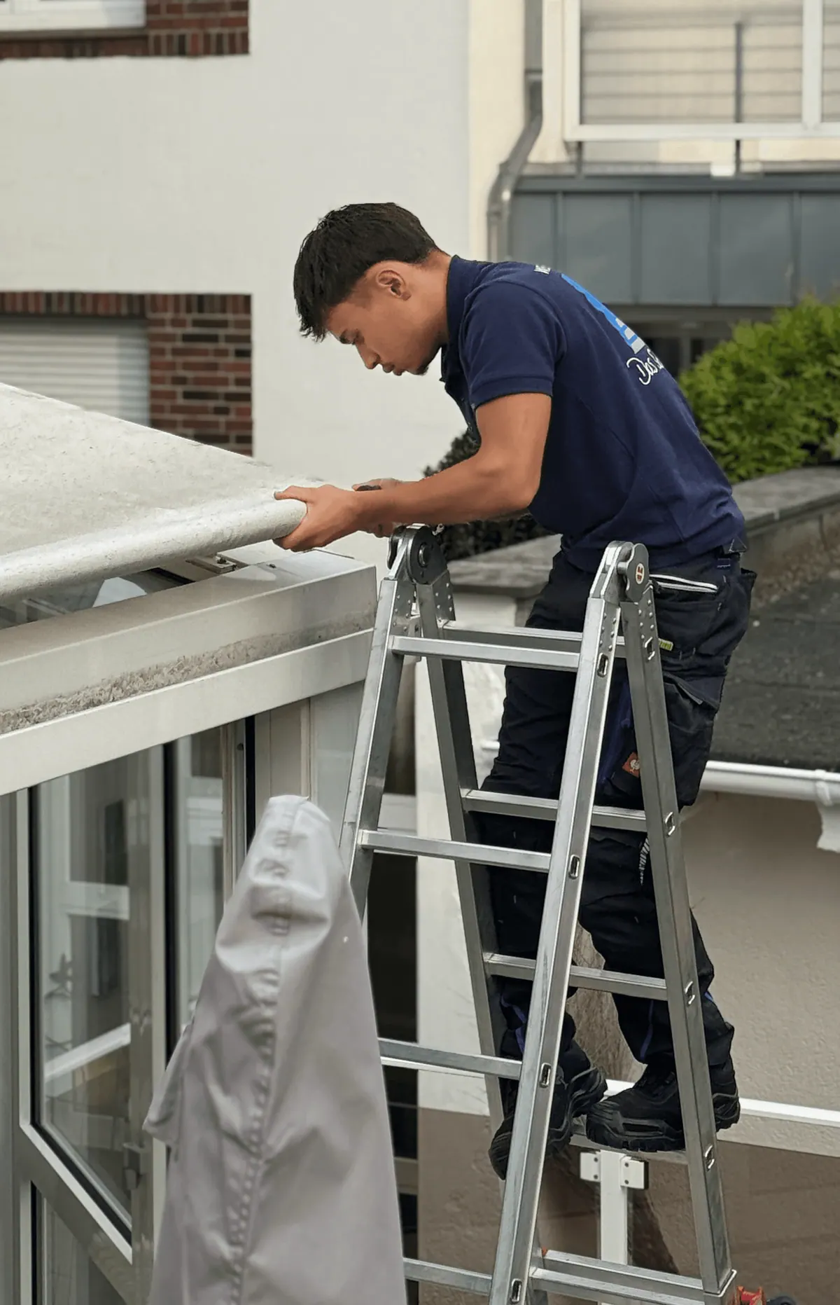 Taha Percin, Monteur bei Westerwalbesloh, bei der Montage auf der Leiter