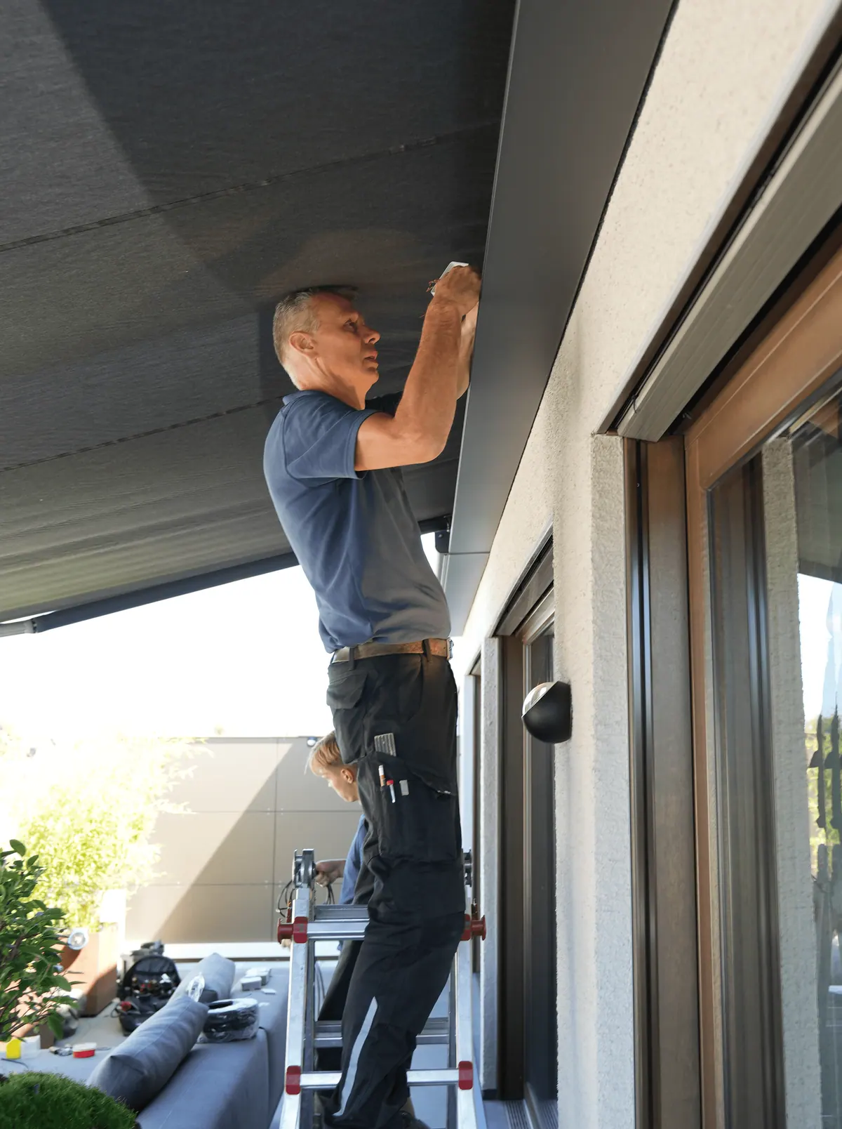 Thorsten Schöning, Betriebsleiter bei Westerwalbesloh, bei der Montage an einem Fenster